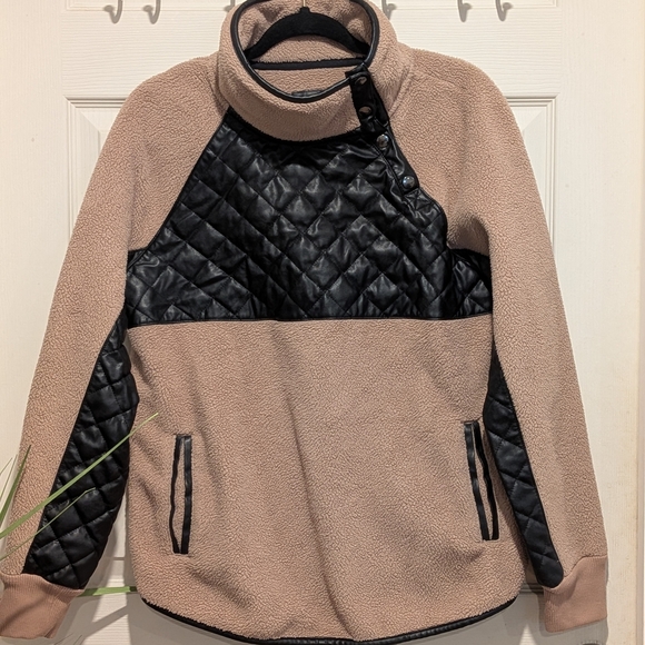 Abercrombie & Fitch Tops - Abercrombie & Fitch Beige and Black Fleece Pullover